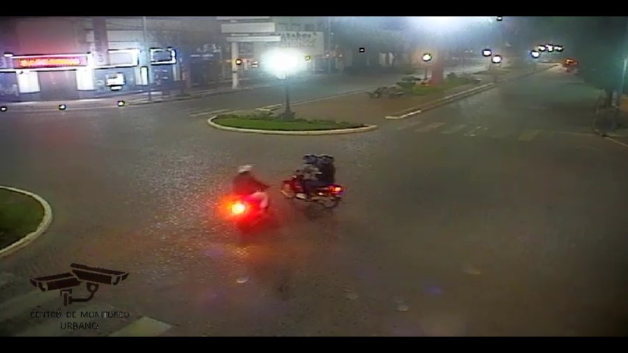 FOTO REDES SOCIALES CON TODO. Las dos motos chocaron con fuerza e incre&iacute;blemente no hubo lesionados graves.