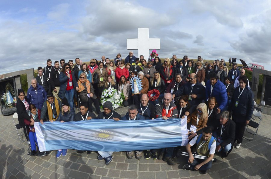 FOTO NA HOMENAJE. El grupo de familiares en el Cementerio Darwin, en Malvinas.