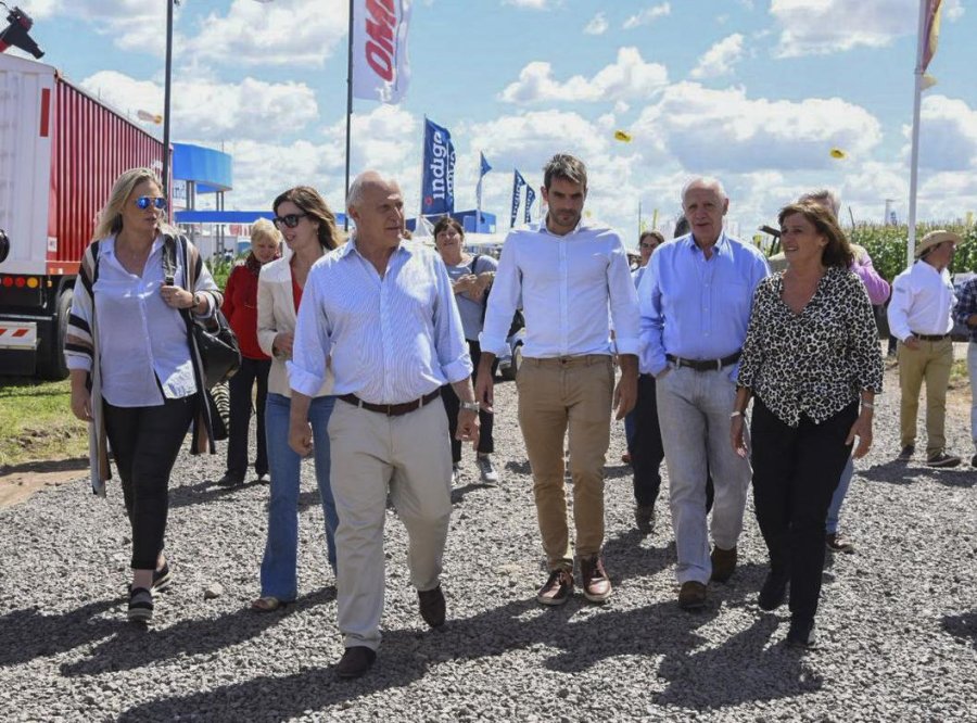 FOTO NA GOBERNADOR. Lifschitz junto a sus funcionarios y Roberto Lavagna en la muestra rural.