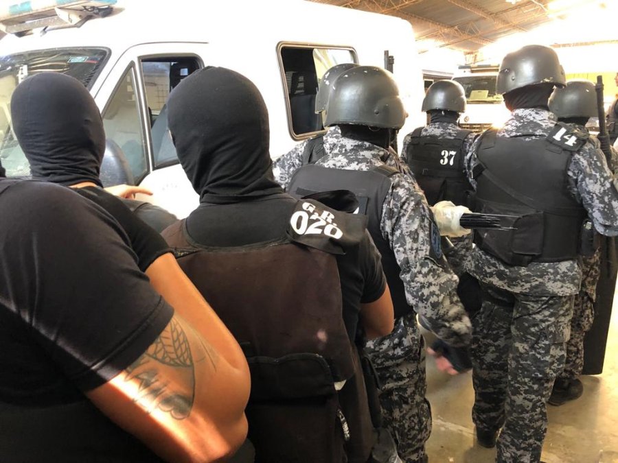 FOTO MIN. DE SEG. SANTA FE IRRUPCION POLICIAL. A partir de las 5 de la ma&ntilde;ana del jueves, fuerzas policiales allanaron 38 propiedades en 4 barrios del norte ciudadano.  FOTO S. BOSCHETTO CONFERENCIA DE PRENSA. Pablo Cococcioni, Omar Pereyra, Diego Vi