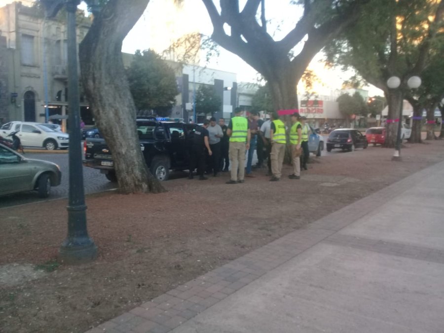 FOTO DIEGO OLIVA EN LA PLAZA. Momento en que el joven fue arrestado por la polic&iacute;a.