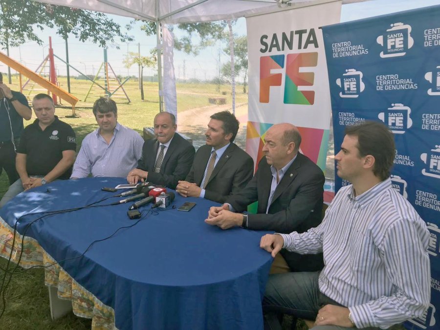 FOTO MIN. DE SEG. SANTA FE IRRUPCION POLICIAL. A partir de las 5 de la mañana del jueves, fuerzas policiales allanaron 38 propiedades en 4 barrios del norte ciudadano.  FOTO S. BOSCHETTO CONFERENCIA DE PRENSA. Pablo Cococcioni, Omar Pereyra, Diego Vi