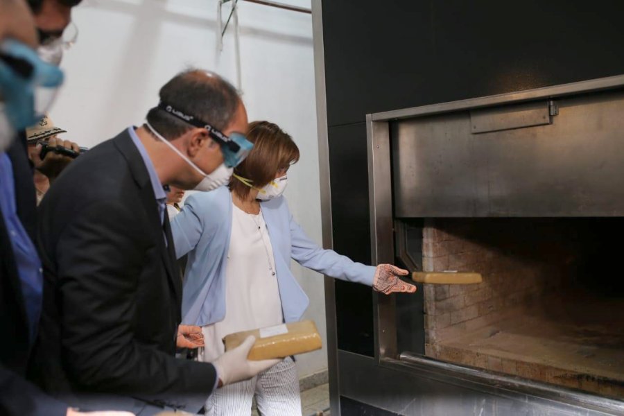 FOTO PRENSA CORRAL AL HORNO... Jos&eacute; Corral y Patricia Bullrich incineran panes de marihuana ayer en Santa Fe.