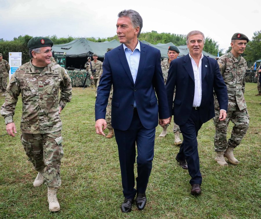 FOTO CASA ROSADA MACRI. Junto a Aguad y autoridades militares.