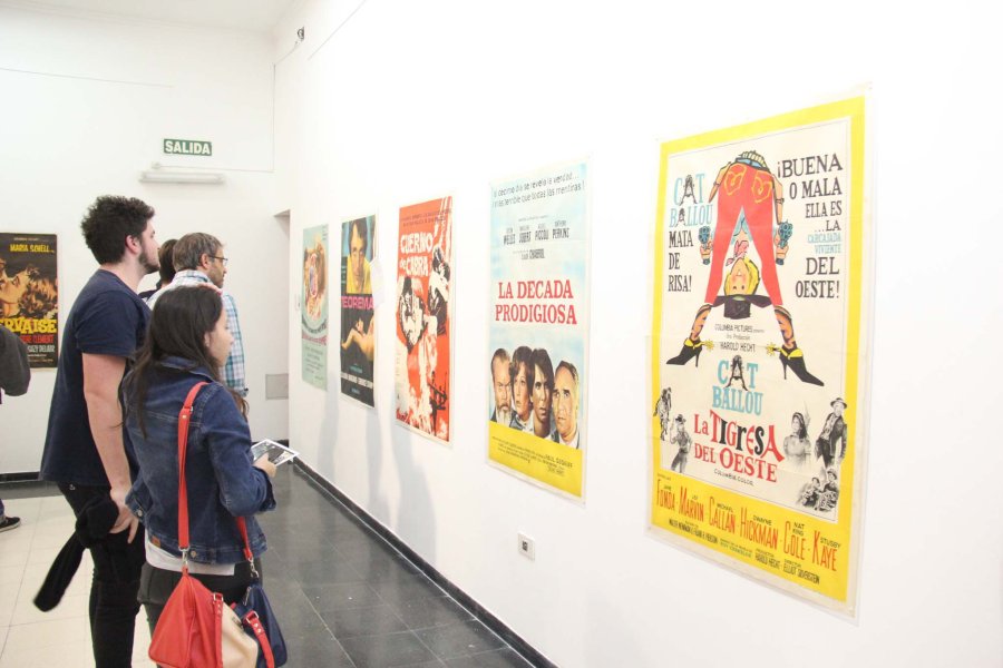 FOTO J.BARRERA APERTURA. Autoridades, artistas y curadores en el acto inaugural de la serie de muestras en el CCVM.  AFICHES. En el Museo de la Fotografía se habilitó una muy interesante muestra ligada al cine.
