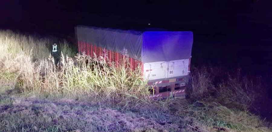 FOTO LA OPINION ESCENARIO. Lo observado luego del despiste del transporte de cargas.