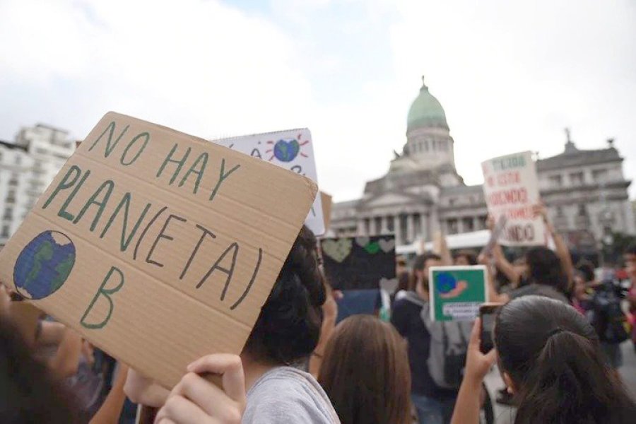 FOTO LA NUEVA SIN PLAN B. Los estudiantes durante la movilizaci&oacute;n frente al Congreso.