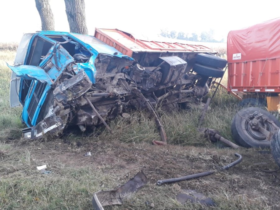 FOTO LA OPINION ESTADO. As&iacute; se observ&oacute; al rodado de menor porte, tras la colisi&oacute;n.  FOTO LA OPINION CAMION. La otra parte de un fatal siniestro vial.
