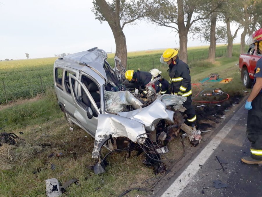 FOTO LA OPINION ESTADO. Así se observó al rodado de menor porte, tras la colisión.  FOTO LA OPINION CAMION. La otra parte de un fatal siniestro vial.