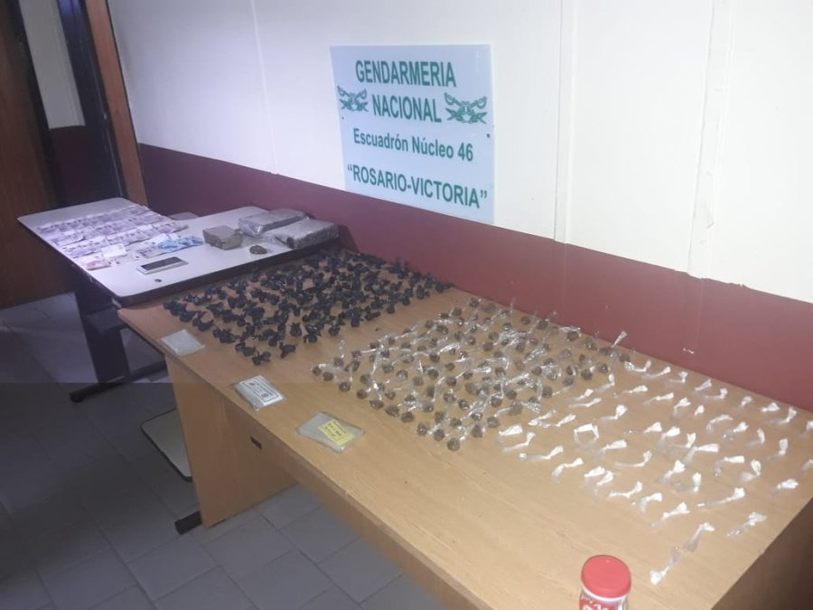 FOTO MSN INCAUTADO. Dinero, m&aacute;s de 2 kg de marihuana fraccionada, 100 "bochitas" de coca&iacute;na y una planta de 2,50 metros de cannabis.
