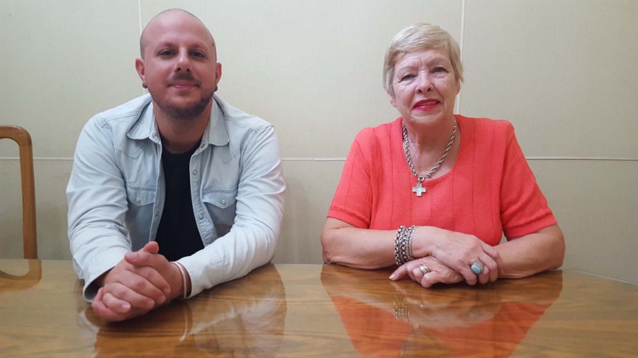 FOTO LA OPINION INVESTIGADOR. Eugenio Goria junto a Norma Bruno en la Redacci&oacute;n de LA OPINION.