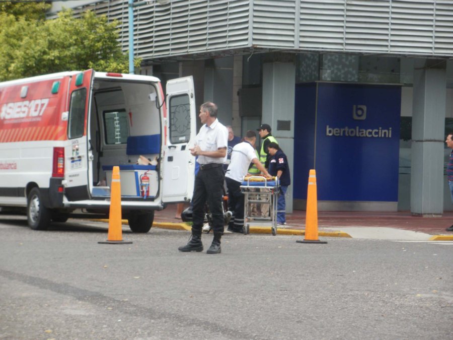 FOTO LA OPINION EN ARRUFO. Sin intervenci&oacute;n de terceros el conductor del Toyota perdi&oacute; el control provocando el vuelco del mismo.   FOTO LA OPINION SARMIENTO Y LAVALLE. Colisionaron un auto y una moto, conducidos por mujeres mayores de edad.