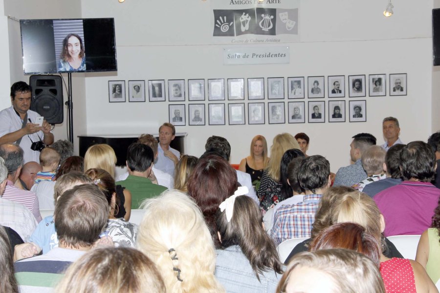 FOTO F. MELCHIORI// LANZAMIENTO./ Una apreciable cantidad de público se dio cita en la histórica sala. CANDIDATOS./ Gonzalo Toselli, Fabrina Girard, Andrea Ochat y Omar Martínez.