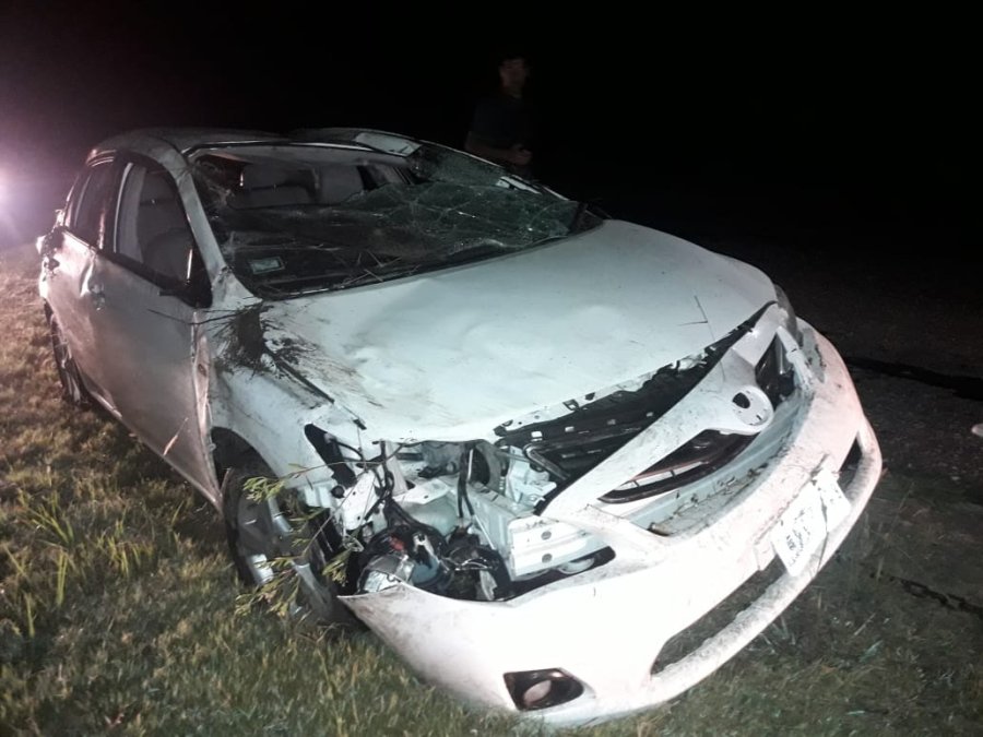 FOTO LA OPINION EN ARRUFO. Sin intervención de terceros el conductor del Toyota perdió el control provocando el vuelco del mismo.   FOTO LA OPINION SARMIENTO Y LAVALLE. Colisionaron un auto y una moto, conducidos por mujeres mayores de edad.