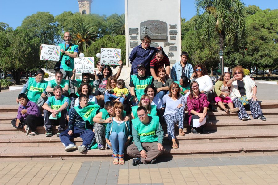 FOTO PRENSA LA HUELLA// COMUNIDAD./ Quienes participan de la actividad de la instituci&oacute;n en el principal paseo rafaelino.
