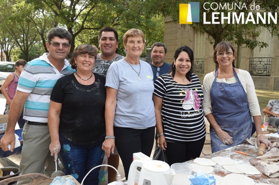 FOTO PRENSA COMUNA// ARTESANOS./ Algunos de los que estuvieron presentes en la exitosa realizaci&oacute;n.