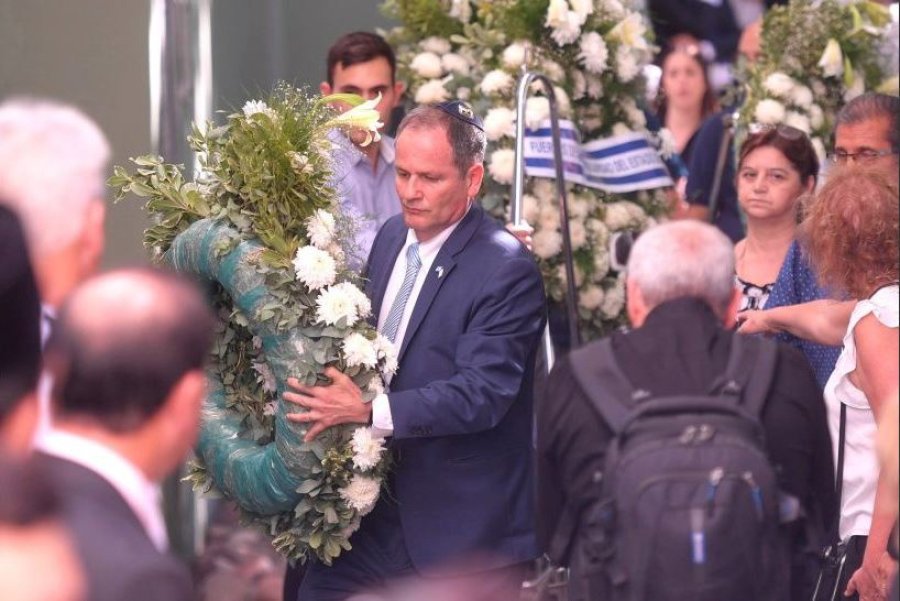 FOTO BAE ACTO. El embajador de Israel en Argentina, Illan Sztulman, coloca una ofrenda floral.