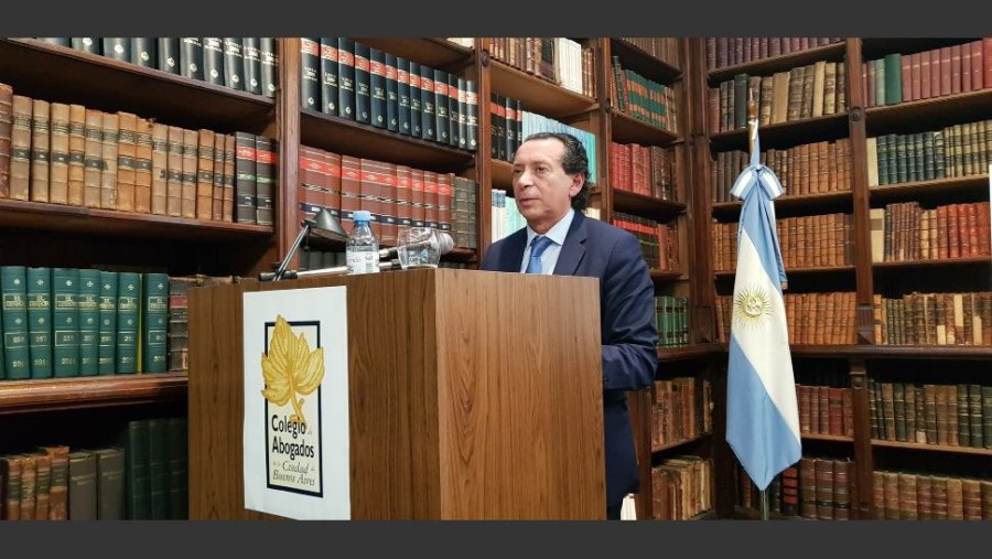 FOTO BAE SICA. Al exponer en el Colegio de Abogados.
