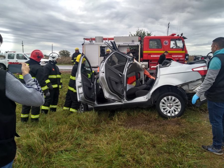 FOTO LA OPINION FIAT SIENA. El conductor perdi&oacute; el control del mismo, realizando varios tumbos.