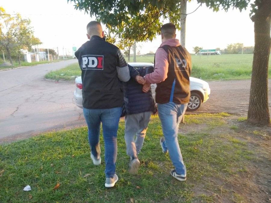 FOTO PRENSA PDI OPERATIVO. Dos efectivos llevan al Turquito.