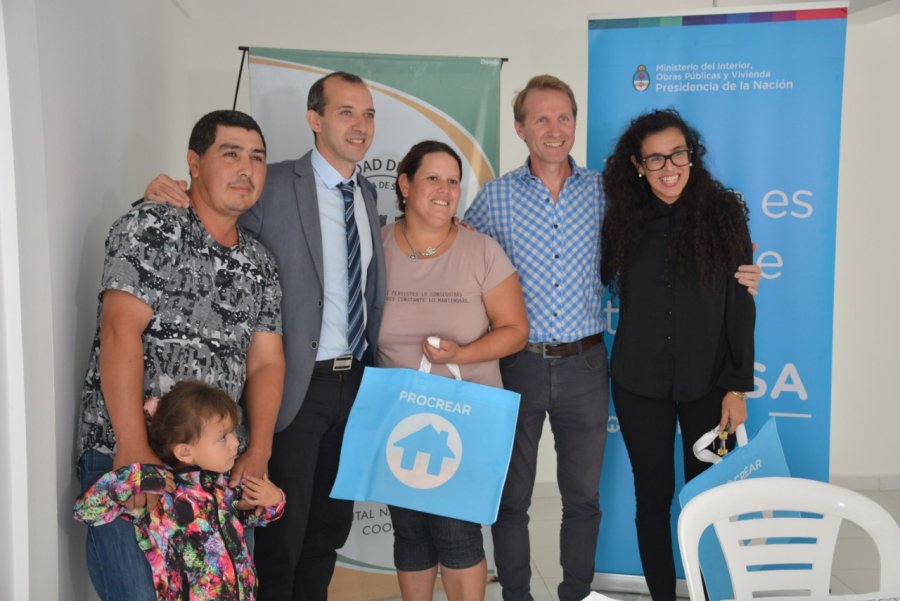 FOTO COMUNICACION// VIVENDA PROPIA./ Beneficiarios y autoridades celebran el logro.