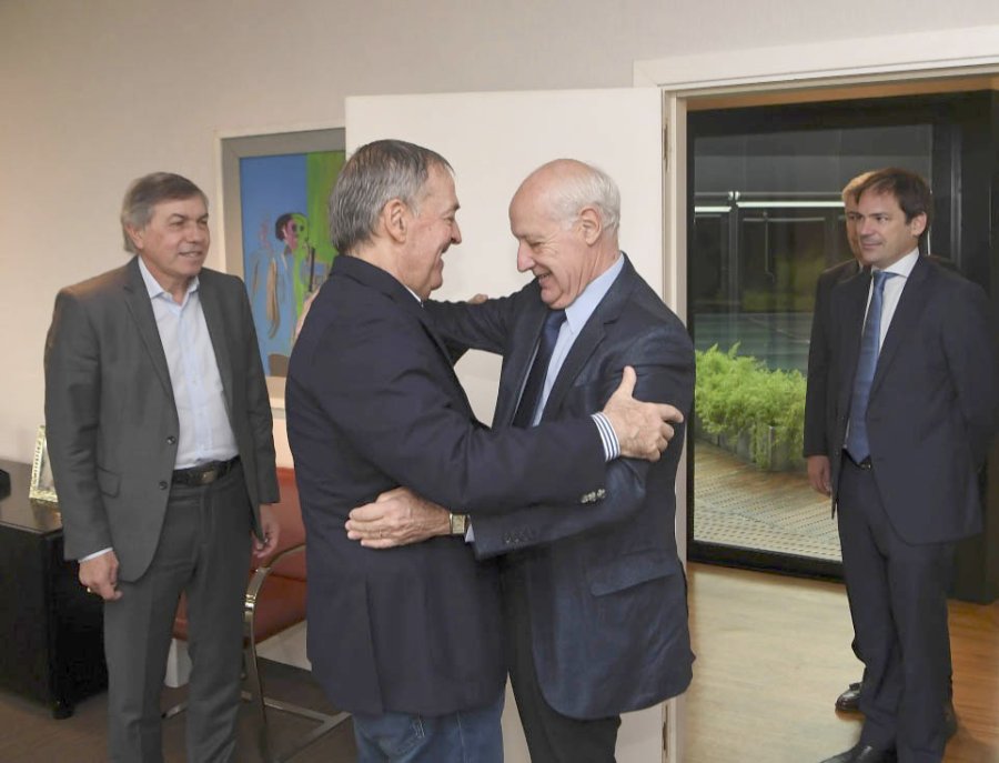 FOTO NA EL ABRAZO. Schiaretti y Lavagna se saludan en C&oacute;rdoba.