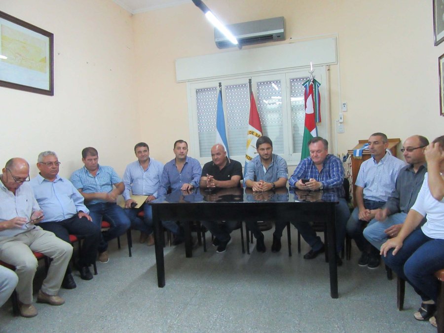 INSEGURIDAD EN MOISES VILLE. El ministro de Seguridad Maximiliano Pullaro junto a las autoridades locales.