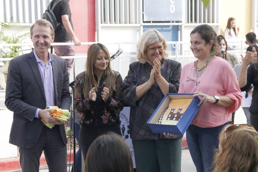 FOTO F. MELCHIORI// PRESENTES./ Gonzalo Toselli, Carolina Pellegri, Claudia Balagu&eacute; y Silvia Caballero. CLAUDIA BALAGUE./"Esta es la escuela N&ordm; 255 que se cre&oacute; en 12 a&ntilde;os de gesti&oacute;n".