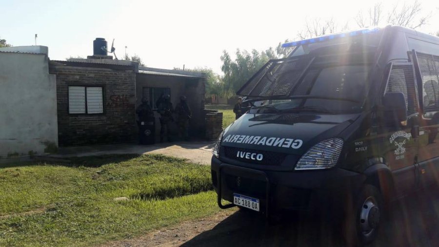 FOTO GENDARMERIA NACIONAL 8 ALLANAMIENTOS. En Josefina (barrio Acapulco), Coronda y Devoto (Córdoba).