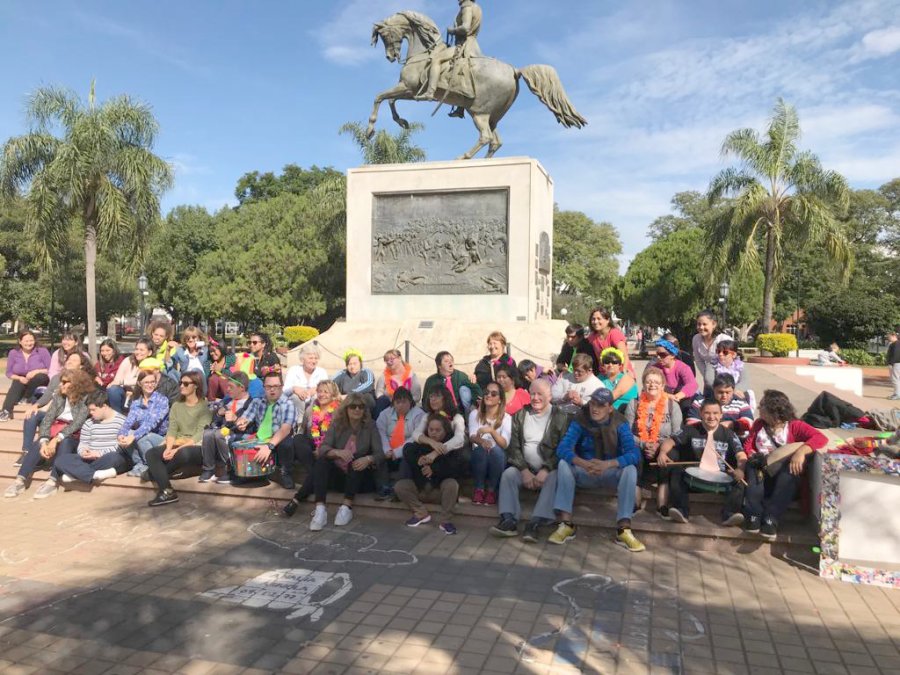 FOTO S. BOSCHETTO FOTO DE FAMILIA. La comunidad educativa de La Huella en el centro de la plaza.