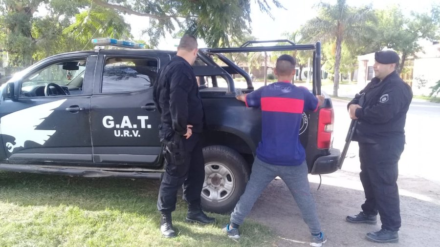 FOTO UR V OPERATIVO EN SUNCHALES. Se identific&oacute; a 18 personas, 8 motoveh&iacute;culos y 3 autom&oacute;viles.