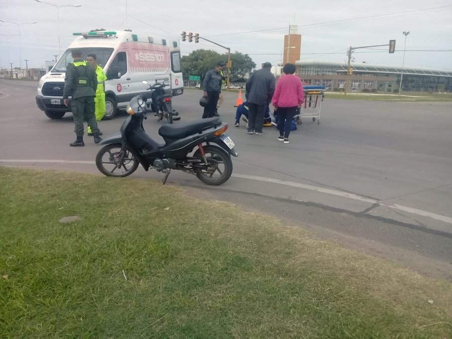 FOTO DIEGO OLIVA EN RUTA 34 Y SALVA. Una motociclista result&oacute; lesionada.