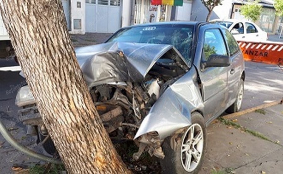 FOTO RADIO ADN ARBOL. El conductor del VW Gol dio de lleno contra el ejemplar.