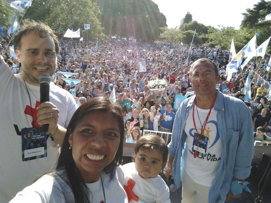 FOTO NA EN BUENOS AIRES. Miles de personas se movilizaron contra el aborto.