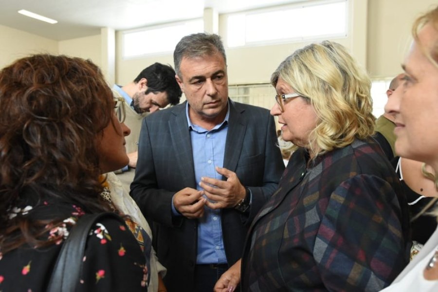 FOTO CP// ENTREGA./ El Intendente hizo la entrega a Claudia Balagu&eacute; en su reciente visita del jueves pasado.