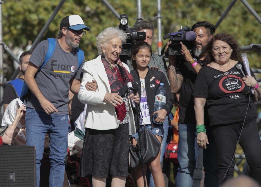 FOTO NA ESTELA DE CARLOTTO. En el acto en Plaza de Mayo.