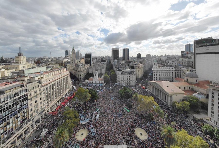 FOTO NA MULTITUD. Organizaciones sociales se concentraron ayer en Plaza de Mayo.