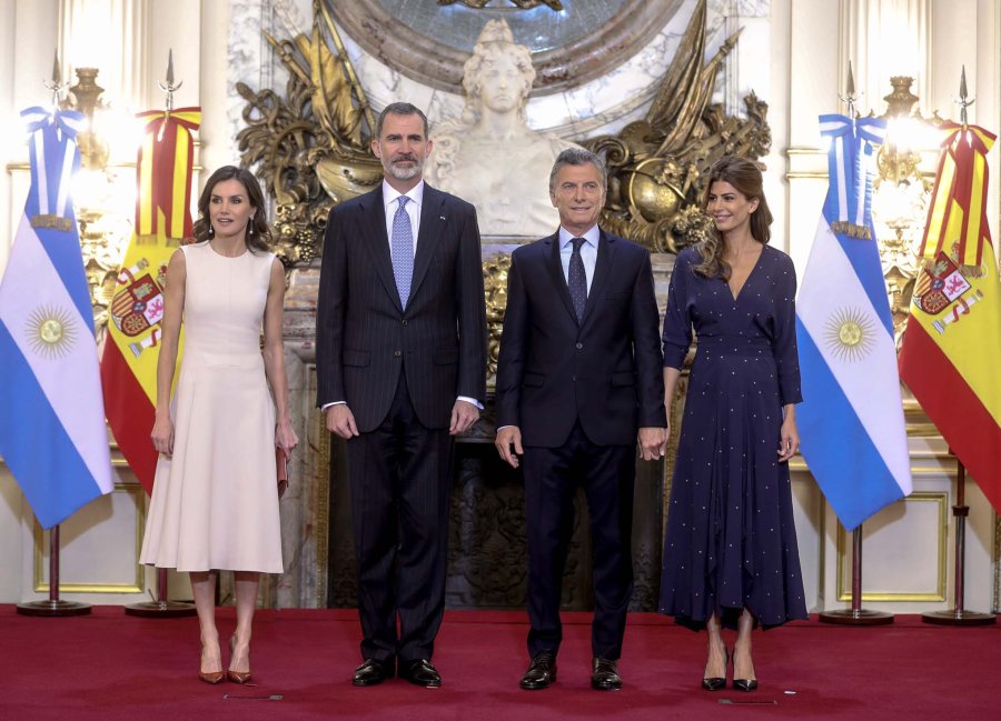 FOTO NA EN PAREJA. Los reyes Letizia y Felipe junto a Macri y Awada.