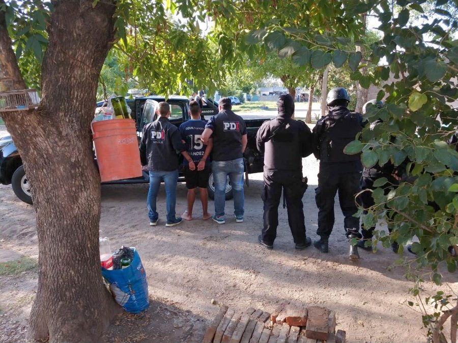 FOTO PDI ESCLARECIMIENTO. El hombre detenido es escoltado hacia el veh&iacute;culo policial.