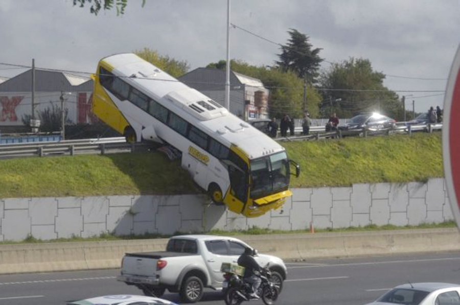 FOTO LT 10 SE DESPISTO. Habr&iacute;a resbalado sobre una mancha de gasoil.