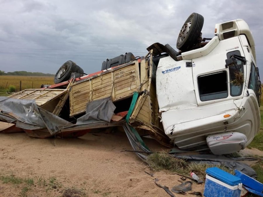 FOTO LA OPINION ONLINE CAMION FORD CARGO 1722. Qued&oacute; seriamente averiado por el choque.