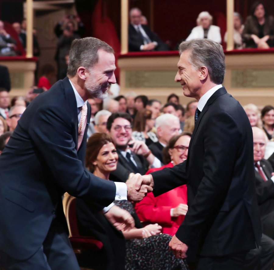 FOTO NA REENCUENTRO. Macri con Felipe VI en el Teatro San Mart&iacute;n de C&oacute;rdoba.