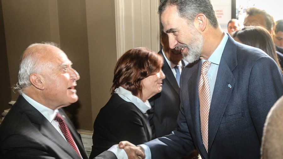 FOTO SCS ENCUENTRO EN CORDOBA. Lifschitz y el Rey Felipe VI en un c&aacute;lido saludo.