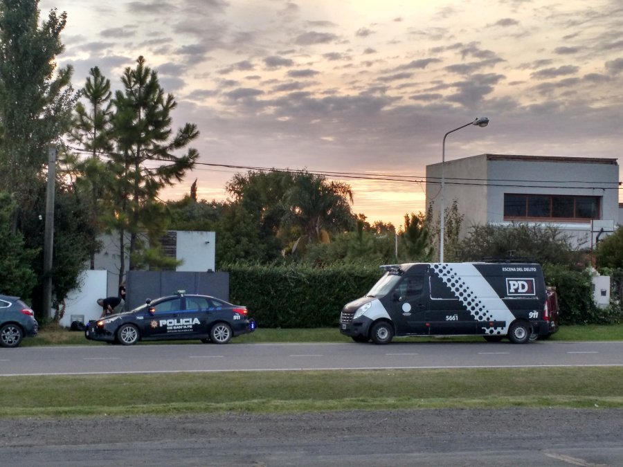 FOTO LA OPINION PRESENCIA POLICIAL. En las afueras del inmueble se observaba la presencia de la Polic&iacute;a Cient&iacute;fica de la PDI.