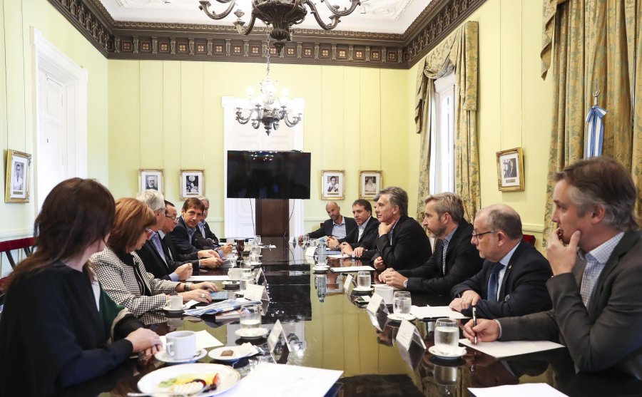 FOTO NA GABINETE. El d&oacute;lar domina las noticias y las preocupaciones econ&oacute;micas, pero no la agenda de Macri.