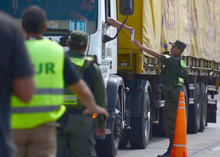 FOTO PM MUNICIPIO Y GENDARMER&Iacute;A. A trav&eacute;s de un marco de cooperaci&oacute;n, efect&uacute;an profundos controles en la ruta 34.