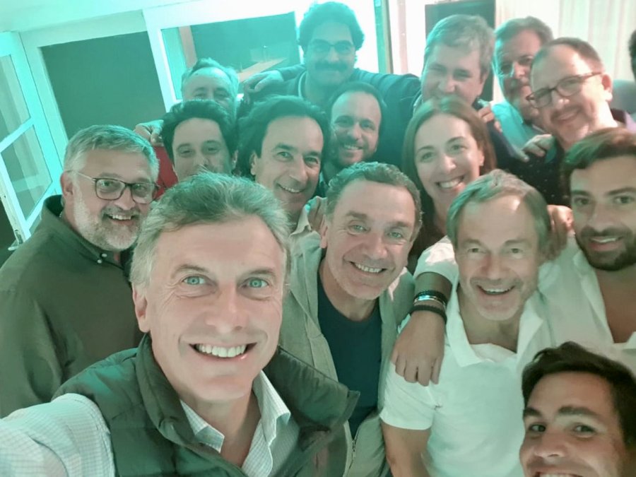 FOTO NA TODO SONRISAS. Macri con Vidal y su gabinete en Chapadmalal.