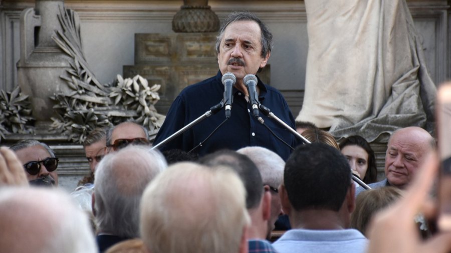 FOTO TWITTER DISCURSO. Ricardo Alfons&iacute;n fue el &uacute;nico orador en el cementerio de La Recoleta.