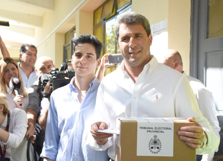 FOTO NA VOTANDO. U&ntilde;ac al momento de emitir su voto.