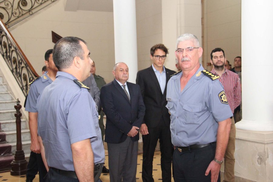 FOTO J. BARRERA TOMA DE POSESION. El subjefe de Polic&iacute;a de la Provincia, director general Carlos Ariel Pross, pone en funciones oficialmente a Juan Pablo Bengochea como nuevo jefe de Rafaela.